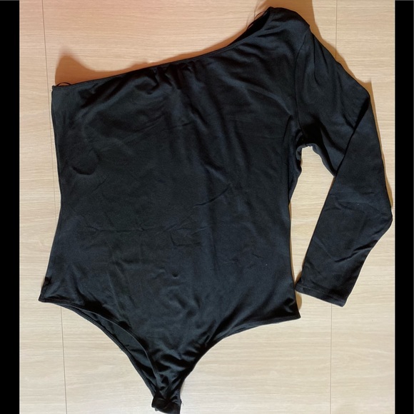 BLACK ONE SLEEVE BODYSUIT - Picture 2 of 3